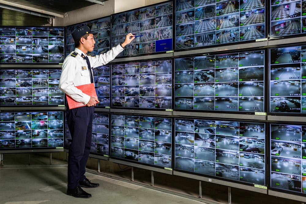 nhân viên kiểm soát camera Vinhomes Grand Park Quận 9